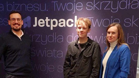 Uczeń klasy 2Ti Franciszek Wierzba z nauczycielka Elżbietą Kowalewską i Prezesem Zarządu Europejskiej Fundacji Rozwoju Przedsiębiorczości - Julianem Smółką 