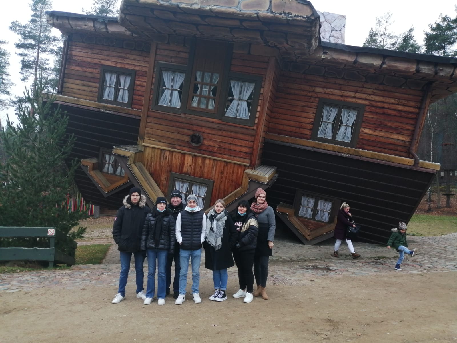 "Dom do góry nogami" CEPR Szymbark -Grupa Francuzów - 14.11.2021r.