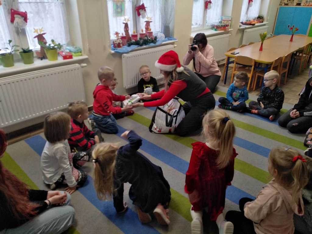 Wolontariusze z wizytą u przedszkolaków