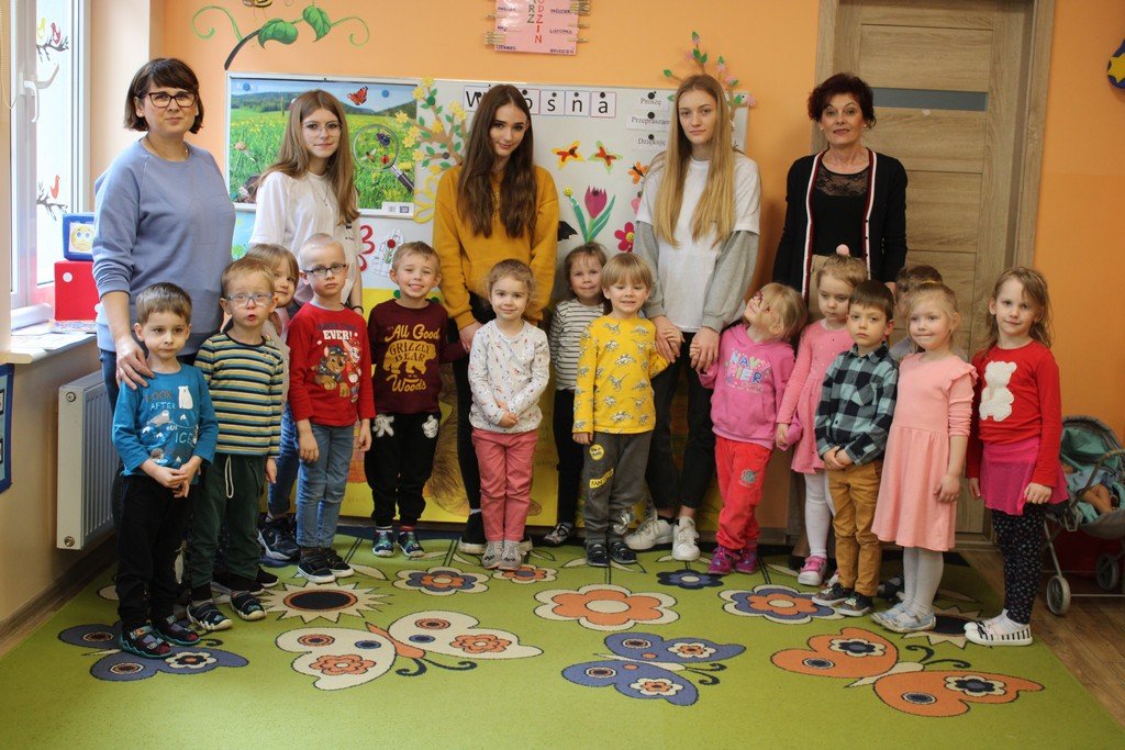 Wolontariusze z Klubu Wolontariatu "Iskierka Nadziei"