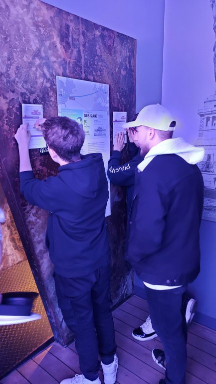 Muzeum Emigracji  młodzież rozwiazuje zadania