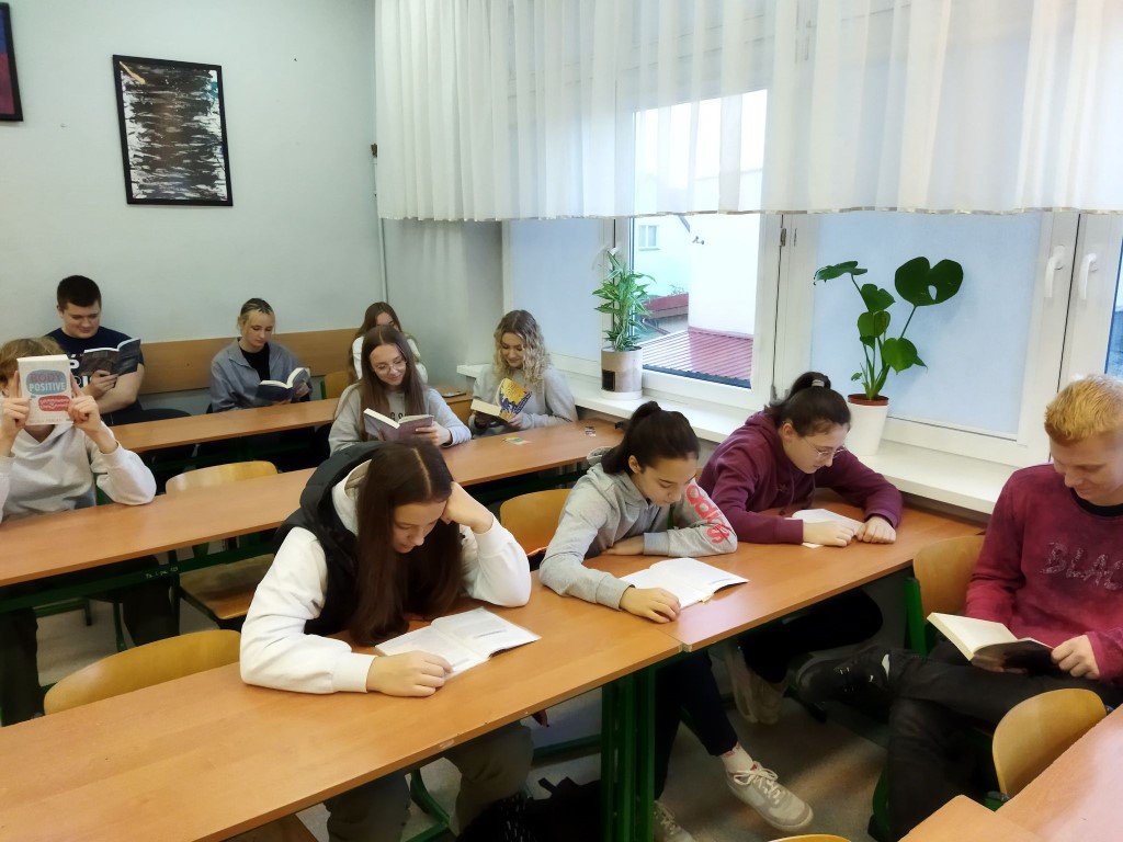 Uczniowie czytający książki