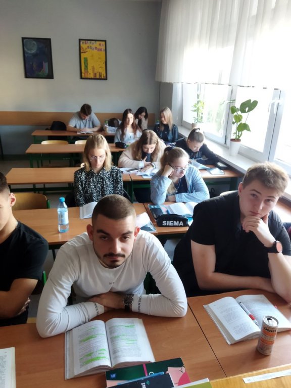 Uczniowie czytający książki