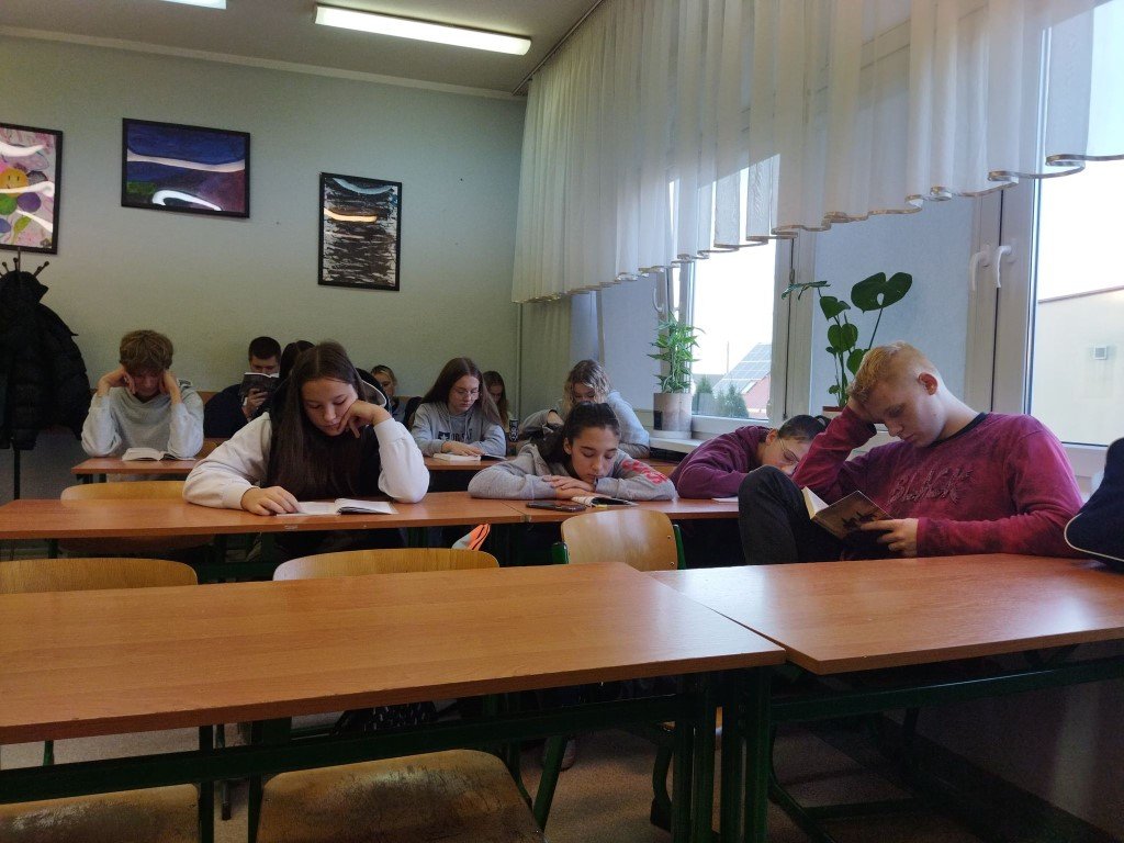 Uczniowie czytający książki