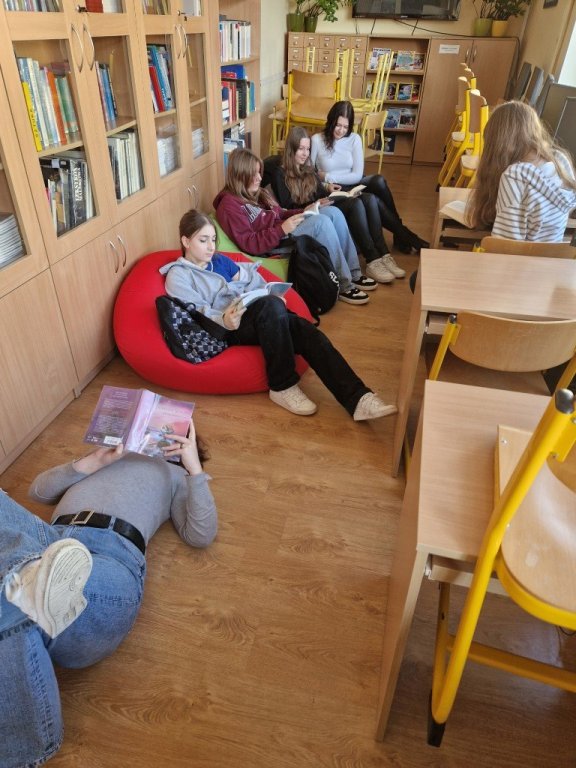 Uczniowie czytający książki