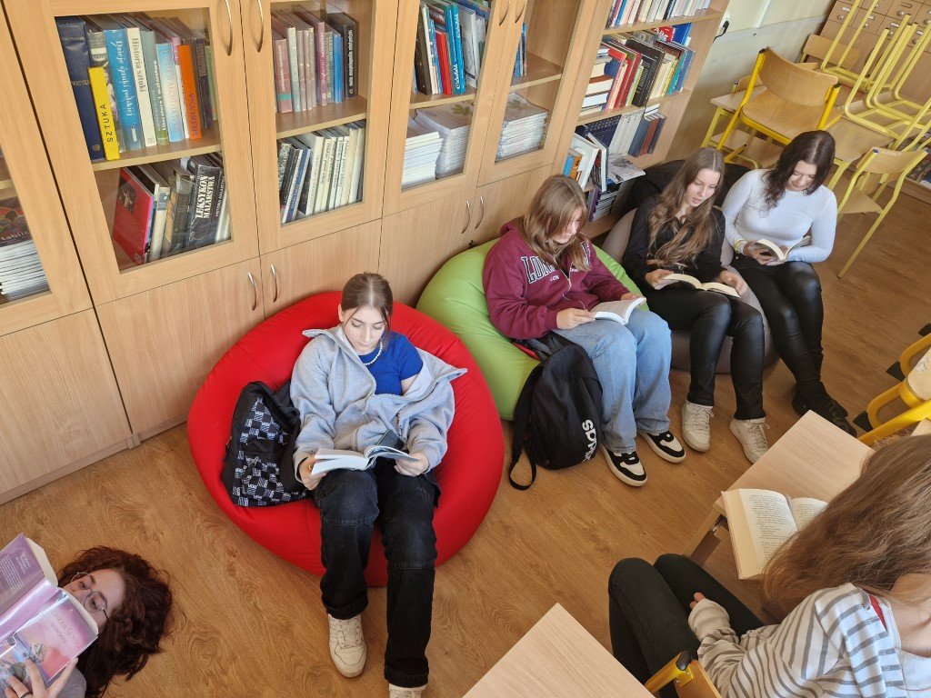 Uczniowie czytający książki