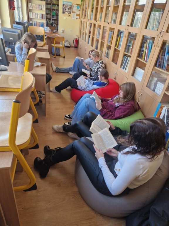 Uczniowie czytający książki