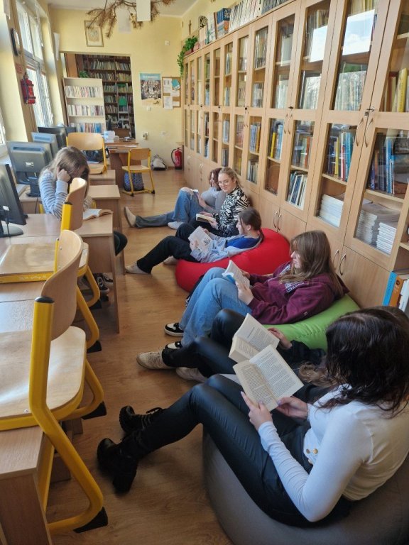 Uczniowie czytający książki