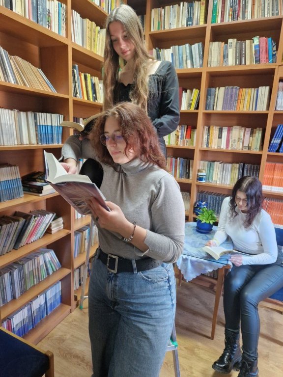 Uczniowie czytający książki