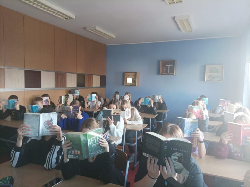 Uczniowie czytający książki