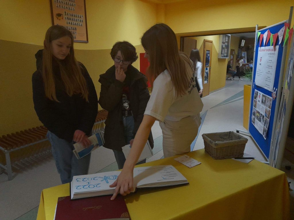 STOISKO KLUBU WOLONTARIATU PODCZAS DNI OTWARTYCH