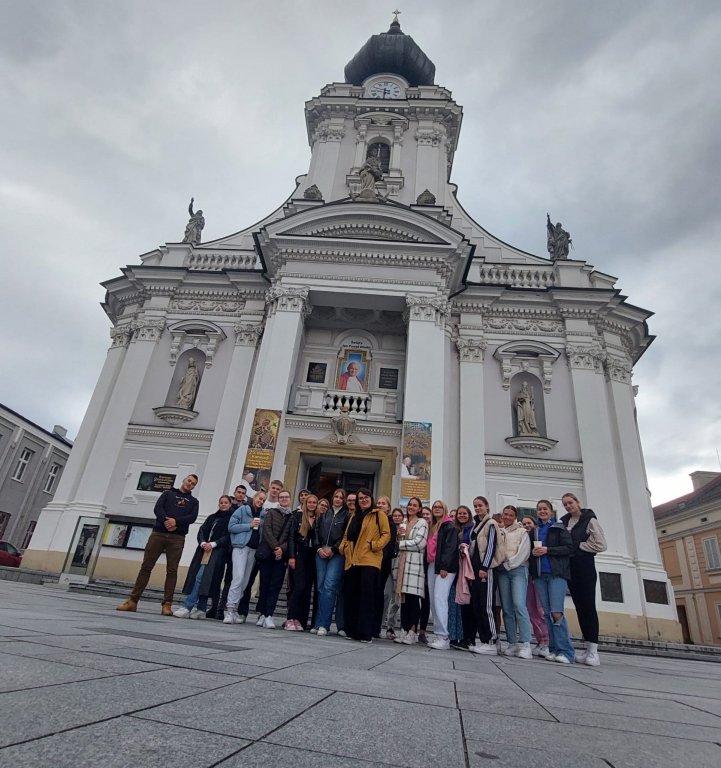 Na zdjęciu klasa V TE z wychowawcą, w tle Bazylika w Wadowicach