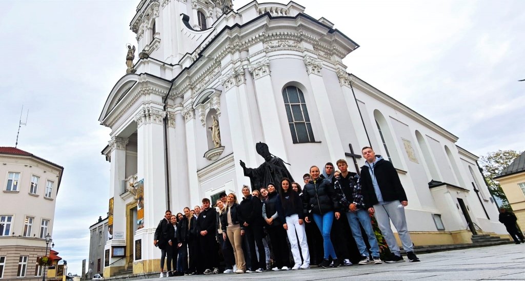 Na zdjęciu klasa V TR z p Agnieszką Bladowską przed Bazyliką w Wadowicach