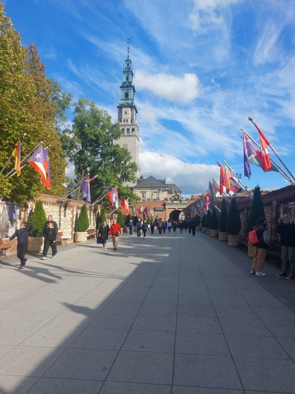 Widok na wejście do klasztoru jasnogórskiego, do którego wchodzi młodzież z ZSZiO