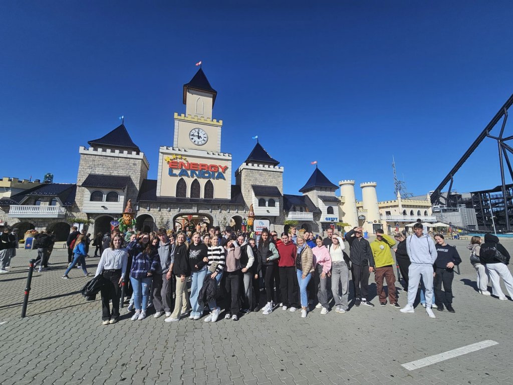 Zdjęcie przedstawiające grupę uczniów z ZSZiO w Energylandii