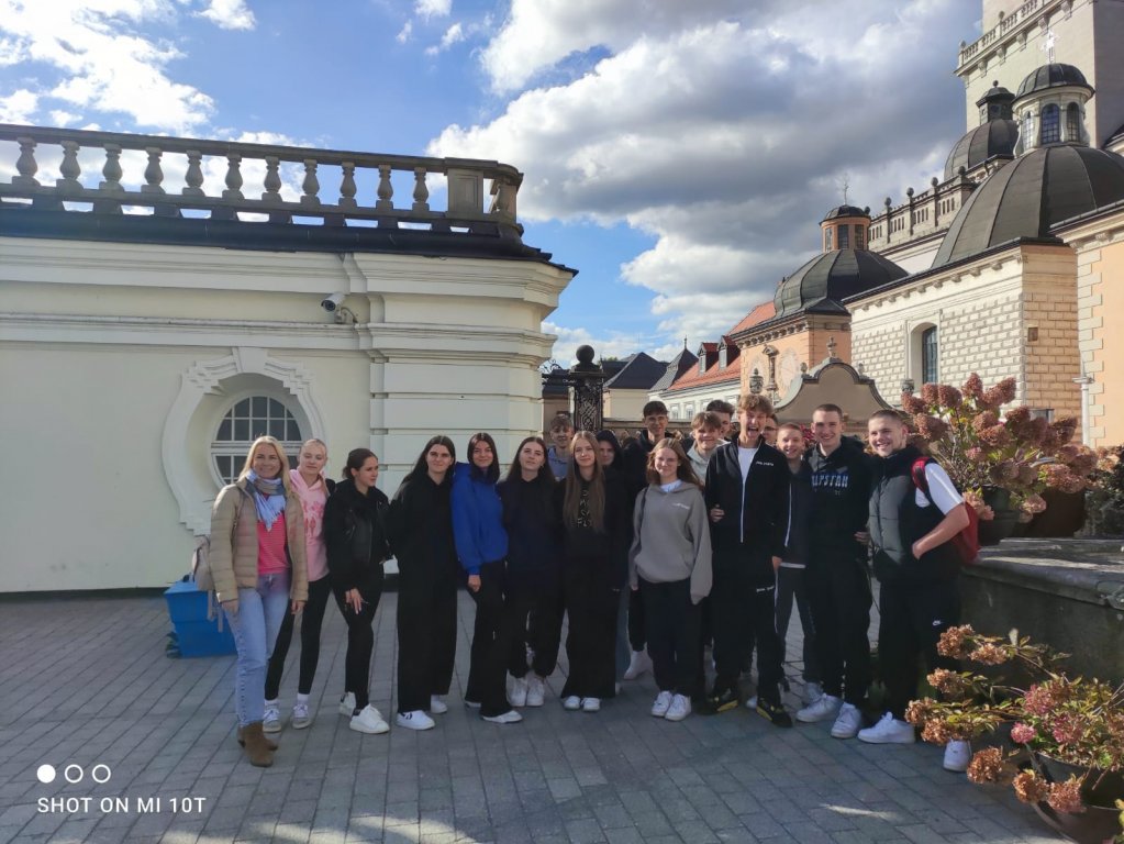 Zdjęcie przedstawiające p Klaudię Kamińską-Zwara z uczniami z klasy IV LO d i IV LO c