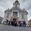 Na zdjęciu klasa V TE z wychowawcą, w tle Bazylika w Wadowicach